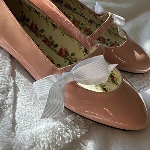 Adorable pink patent Gucci, ballet style flats.💕